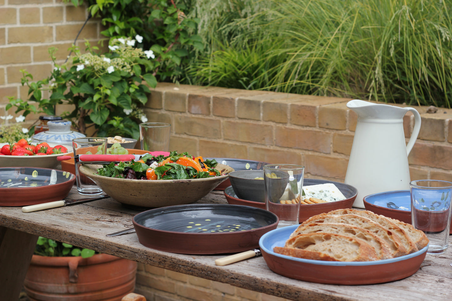Handmade slipware terracotta plates by Francesca Anfossi (White)