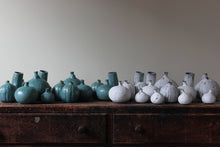将图片加载到图库查看器，Natural Selection &#39;Autumnal Vessels&#39;: Small Terracotta Pumpkin Vase